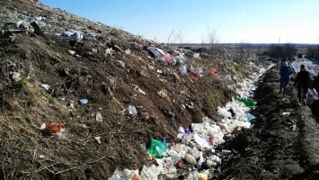 Сеть возмутили горы мусора под Киевом: "Люди, которые это сделали, живут с нами рядом"
