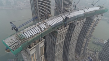 В Китае достраивают первый в мире горизонтальный небоскреб