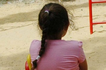 Изнасиловал любовник бабушки: 11-летняя девочка родила во время игры в куклы