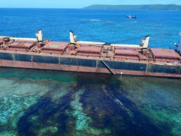 Самому большому коралловому острову на Земле грозит экологическая катастрофа из-за севшего на мель судна