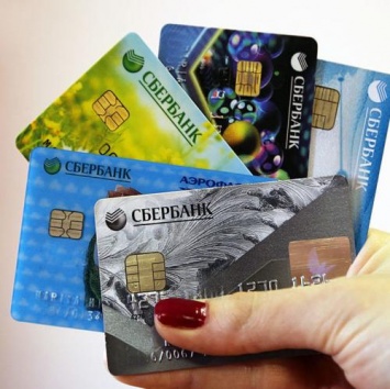 «Терпите, холопы»: Сбербанк месяцами не выдает банковские карты, оставляя людей без денег