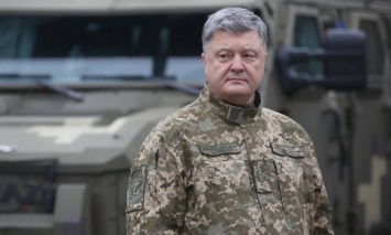 Порошенко заявил о повышении денежного обеспечения украинских военных, находящихся на передовой