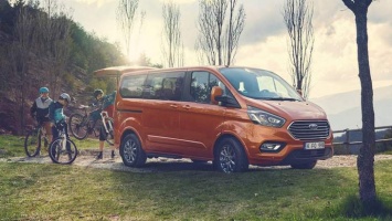 Ford установил на микроавтобус Tourneo гибридые дизеля