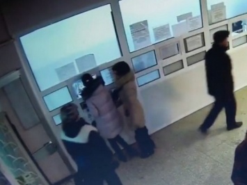 Карманницы орудуют в харьковской поликлинике: женщины "засветились" на видео