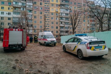 В Днепре из-под бетонных плит вытаскивали бездомного