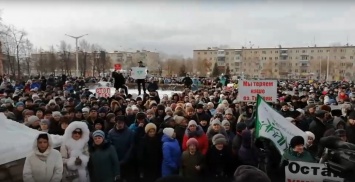 Экологические протесты в двух уральских городах собрали несколько тысяч человек