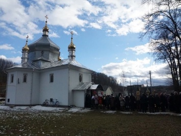 В Черновицкой области спор о переходе общины в Православную церковь Украины завершился дракой священников