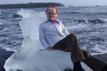 Туристку смыло с "ледяного трона" в открытое море (фото)