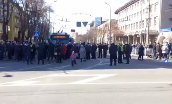 Жители Мариуполя перекрыли движение, протестуя против повышения тарифов на проезд