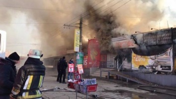 В Кривом Роге вспыхнул масштабный пожар на центральном рынке