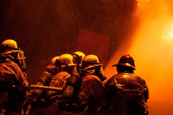 Масштабный пожар охватил дома под Киевом: "люди выбежали в чем были"