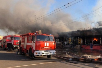 Масштабный пожар в Кривом Роге: горели торговые павильоны Центрального рынка