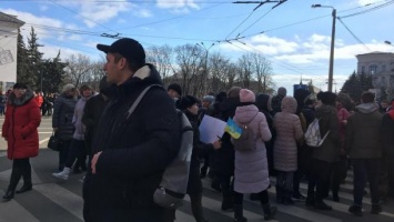 В Мариуполе перекрыли центральный проспект из-за повышения цен на проезд