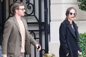 Алисия Викандер и Майкл Фассбендер прилетели в Париж на Неделю моды: свежие фото пары