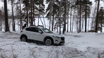 «Кореец едет, Мазда стоит»: Блогеры испытали KIA Sportage и Mazda CX-5 на заснеженном бездорожье