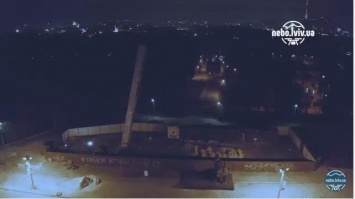 Во Львове с третьей попытки снесли 30-метровую стелу Монумента славы