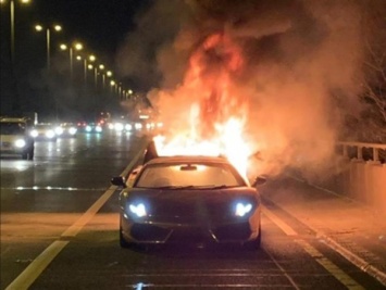 Люксовый Lamborghini загорелся посреди трассы, после того как покинул СТО