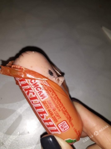 Одесситка купила в супермаркете сосиски с добавкой из волос (фото)