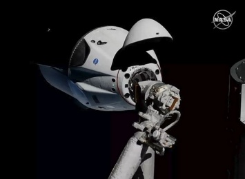 Корабль SpaceX Crew Dragon успешно прошел тестовую стыковку с МКС