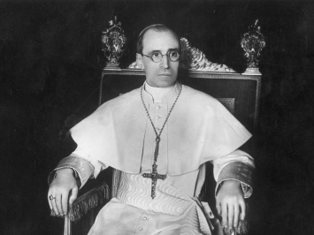 Ватикан откроет секретные архивы времен Папы Пия XII, обвиненного в молчании о Холокосте