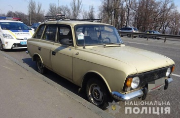 В Киеве двое приезжих украли старинный автомобиль