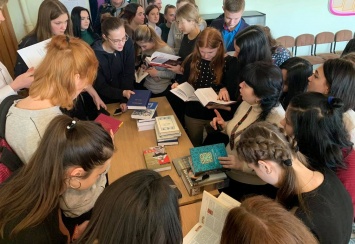Депутат подарил одесской школе научную литературу