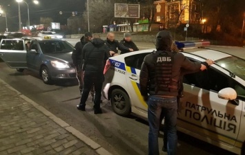 В Киеве за взятки задержали двух офицеров полиции