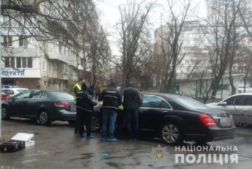 В Киеве возле "Левобережной" мужчина в полицейской форме расстрелял водителя Mercedes и скрылся