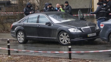 В Киеве застрелен водитель Mercedes. СМИ сообщили, что стрелок был в полицейской форме