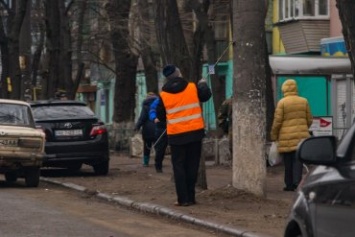 К приезду Порошенко в Днепре моют дороги и деревья