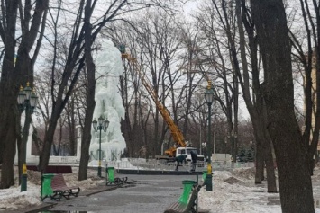 В центре Харькова демонтируют арт-объект (фото)