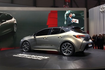 Компания Toyota представила гибридную версию модели Corolla