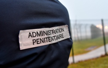 Власти Франции считают терактом нападение на охрану в тюрьме