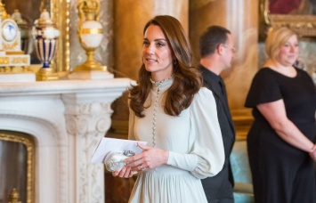 В роскошных светлых нарядах: Меган Маркл и Кейт Миддлтон на приеме в Букингемском дворце