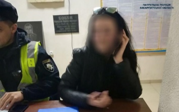 В Ужгороде копы оштрафовали пьяную девушку за переход дороги не по "зебре"