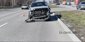 В Запорожье на Набережной внедорожник врезался в автобус с военными - фото