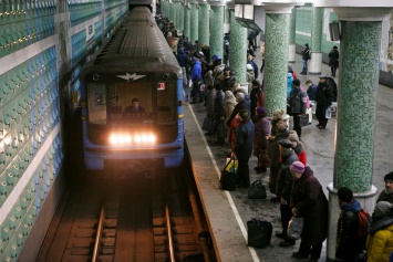 "Невидимый" труп три часа пролежал у входа в метро: "думали, спит"