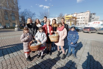 В Днепре юные натуралисты раздали прохожим полтысячи искусственных крокусов, чтобы привлечь внимание к сохранению первоцветов