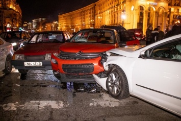 Движение в центре Киева оказалось парализовано из-за масштабного ДТП. Видео, фото