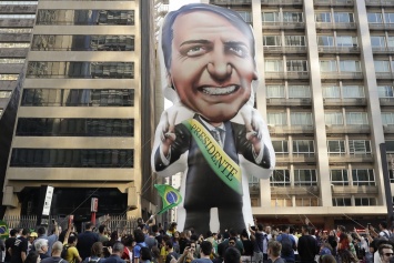 Президент Бразилии раскритиковал традиционный карнавал за участие в нем представителей ЛГБТ-сообщества