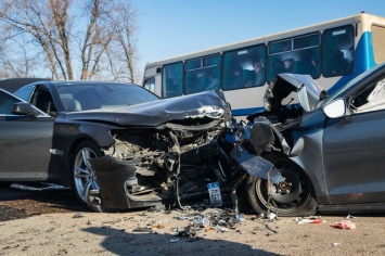 В Днепре Mercedes Sprinter спровоцировал ДТП и скрылся: пострадали 3 человека