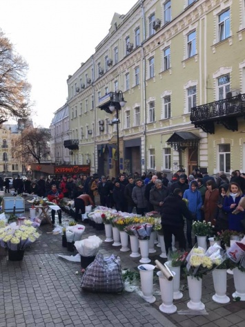 Накануне 8 Марта в Киеве образовались огромные очереди за цветами. Фото