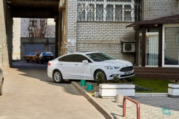 Автохам в Днепре: собственница Ford паркуется на газоне