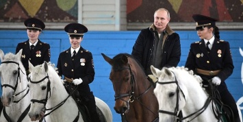 Путин поздравил девушек из столичной конной полиции с 8 марта