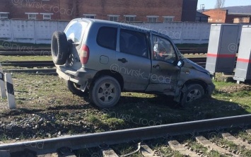 В Новороссийске поезд протаранил военный внедорожник