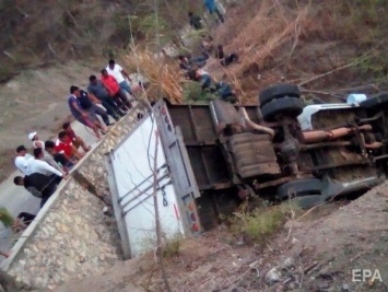 В Мексике перевернулся грузовик с мигрантами, погибли 25 человек, десятки раненных