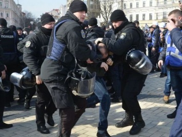 На "Марше женщин" в Киеве произошли столкновения радикалов с правоохранителями