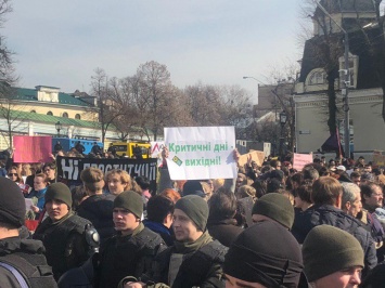 В Киеве на Марше женщин потребовали давать выходные в "критические дни"