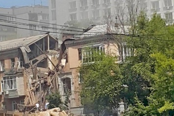 В Донецке из-за мощного взрыва разрушена часть жилого здания: есть пострадавшие (фото)