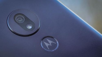 Motorola в Razr V4 скопировала идею российского смартфона YotaPhone с 2 экранами